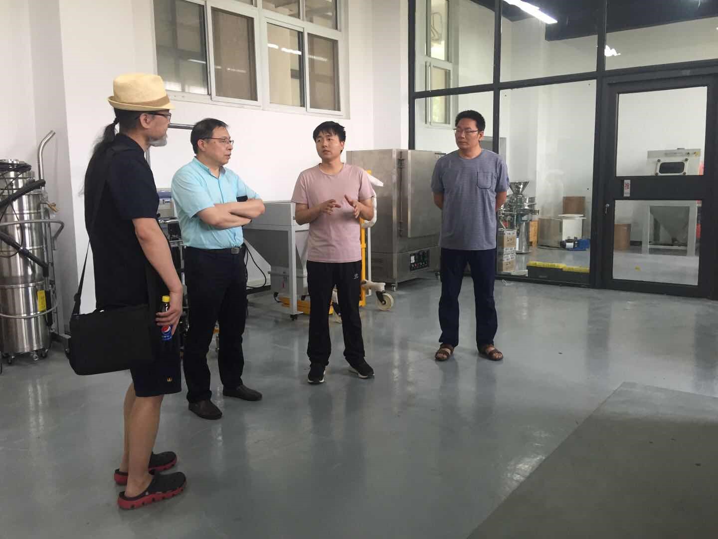 文化遗产学院院长崔勇会同陈大钢先生和李银忠主任参观介绍相关教学场所和设备